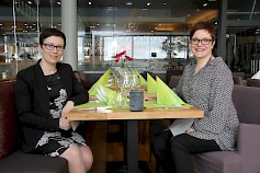 Ella Salmela ja Johanna Maasola iloitsevat a la carte ravintola Peurankellon uudistuneesta ilmeestä.