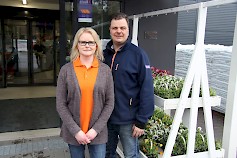 Pauliina ja Marko Kuoppala ovat tyytyväisiä muuttoon näkyvälle liikepaikalle Yliahon alueen kärkeen KT 58:n varrelle. Mielihyvää tuottaa myös se, että ulko-ovi on auennut aikaisempaa useammin.