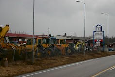 Heinolan Auto ja Traktori Oy ja VV-traktori Oy osoite on Kankaanpääntie 374. Netit hat.fi ja vv-traktori.fi.