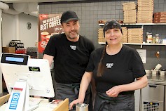 Jarmo ja Reija Valtari ovat tyytyväisiä Kotipizzan ja Arnoldsin saamaan suosioon Tuurissa.