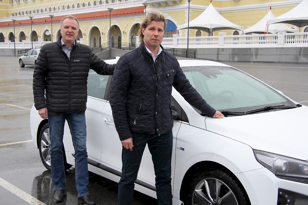 Hyundai Motor Finland Oy:n aluemyyntipäällikkö Matti Nieminen ja myyntipäällikkö Mika Savolainen toivottavat Kyläkaupan asiakkaat tervetulleiksi koeajotilaisuuteen.