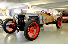Ryhdikäs vuoden 1927-mallinen sikariauto toivottaa tervetulleeksi museon toisen kerroksen Motorsport-osaston näyttelyvieraat. (Kuva: JiiVee Korpela)