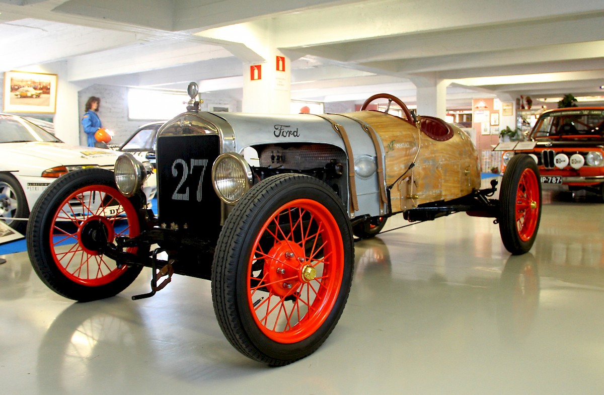 Ryhdikäs vuoden 1927-mallinen sikariauto toivottaa tervetulleeksi museon toisen kerroksen Motorsport-osaston näyttelyvieraat.  (Kuva: JiiVee Korpela)