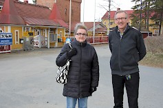 Erja Kiviluoma ja Martti Vainio odottavat tungosta tulijoista taustalla olevaan Veturipuiston sisääntuloon jo ensi lauantaina. Pienen tungoksen sävyttämä kesä on heille muulloinkin mieluinen.