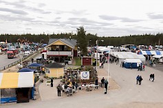 Honkajoen Masiinamessujen alueena on ollut alusta alkaen Pesämäen Moottoriurheilualue, jossa on vastaaviin verrattuna Suomen neliömäärältään suurin asfaltoitu yhtenäinen alue niin alan kisatapahtumien kuin muidenkin, kuten Masiinamessujen käyttöön. Kuva: Erkki Hautaviita (hautaviita.kuvat.fi)