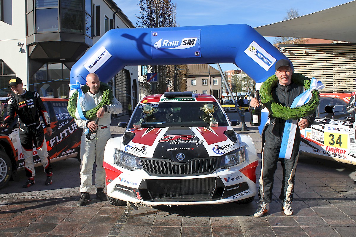 Edellisessä SM-rallissa Riihimäellä ensimmäisen SM1 -luokan voiton ajaneet Joni Mäkelä (vas.) ja Marko Mänty puolustavat saavutustaan tulevana lauantaina Kouvolassa. (Kuva: Jarno Saari)