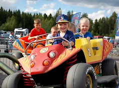 Hyppää kyytiin ja sukella hattarantuoksuiseen tivolimaailmaan – Miljoona Tivoli Tuurissa 11.8.2017 saakka.