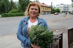 Maija Silvennoinen käyttää Kirmot -tapahtuman ruokapöytien lisukkeina paikallisen Kärjen Puutarhan tuottamia timjameja ja muita tuotteita. Myös alusta saakka kasvatetut kesäkukat tulevat samalta puutarhalta.