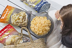 Kyläkaupan perinteiset perunalastut, juustoiset perunaverkot ja herkulliset perunasnackit nyt myynnissä Kyläkaupassa.