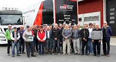 1) Vaasan Urheiluautoilijoiden seniorijoukkue tutustui testipätkällä Toyota Gazoo Racingin toimintaan. Asiantuntijana retkellä toimi Puuppolan rallitallilla työskentelevä Jussi Luopajärvi (edessä keskellä tumma pusakka päällä). (Kuva: JiiVee Korpela)