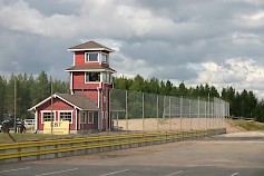 Etusuoran verkko- ja kaidesuojat tekevät kisan seuraamisen Karvian Hirsirakentajien tekemän tuomaritorni/katsomogrillin ja pääkatsomon alueella turvallisemmaksi. Vastapäätä sisäreunan kaiteet on poistettu ja tilalle tampattu hellempi hiekkahidaste.