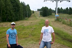Joona Sorila (vas) ja Jarkko Hautala uumoilevat edellisvuosiin nojaten, että tälläkin kertaa Sotkan kaksi juoksutapahtumaa tulevat saamaan osallistujia ja yleisöä liikkeelle runsain mitoin. Kuva: ksk