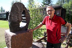 Taiteilija Eino Romppasen veistos Suomi 100 vuotta paljastetaan virallisesti Evakkotapahtuman yhteydessä. Martti Vainio sanoo, että Romppasen Seinäjoelle tekemän ison veistoksen lisäksi hän on veistänyt 14 pienempää työtä, yhden entistä lääniä kohti. Yksi niistä on Höyryveturipuiston veistos.