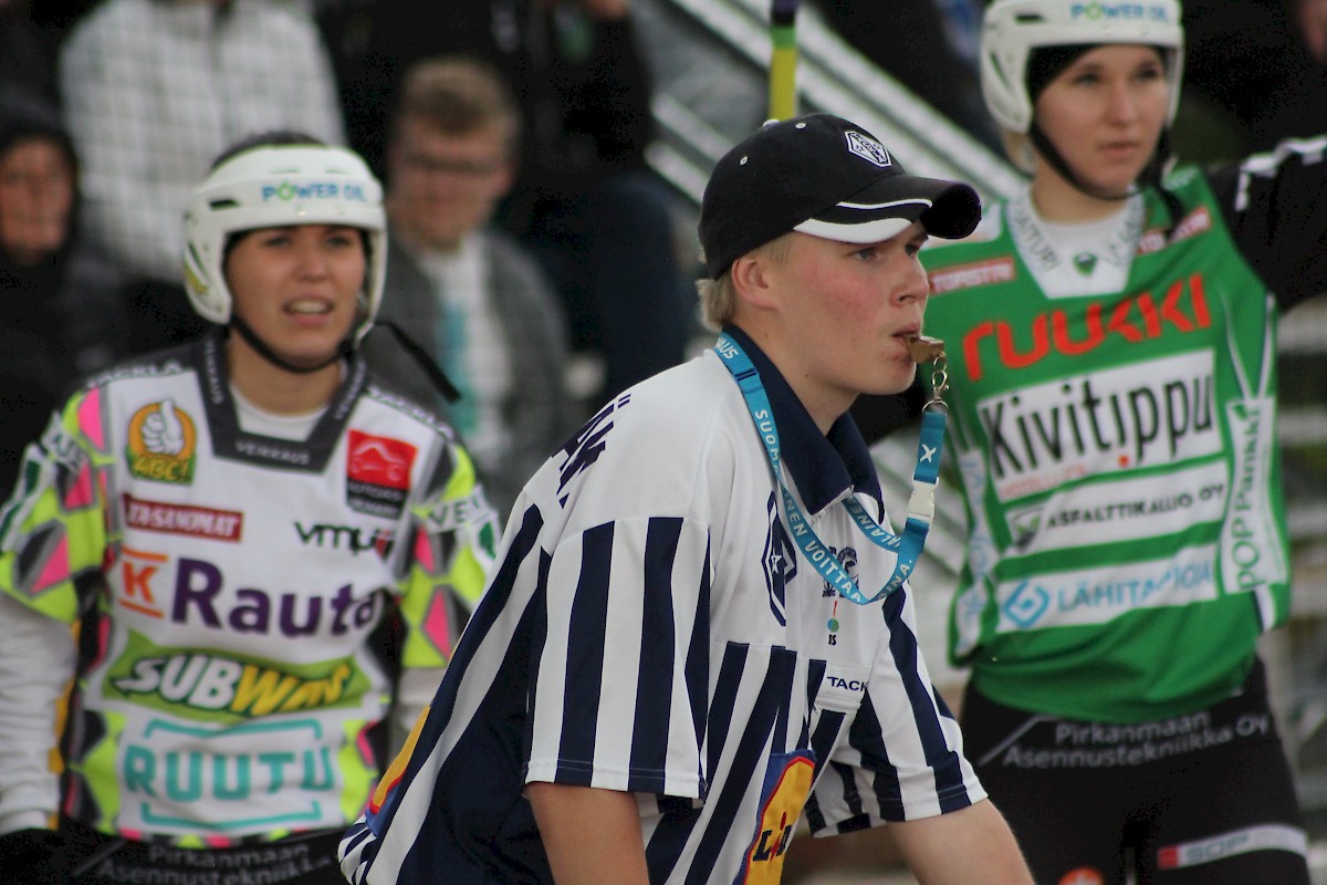 Aleksi Mansikkamäki aloitti käyttämään tuomarinasuna shortseja sekä lyhythihaista paitaa keväällä viidessä lämpöasteessa pelatussa pelissä. Enää hän ei suostu luopumaan asukokonaisuudesta.