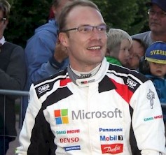 Jari-Matti Latvala fiilistelee Pohjanmaa rallissa Historic-luokan Toyotalla.