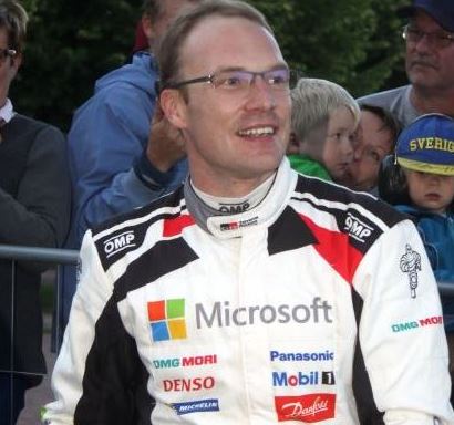 Jari-Matti Latvala fiilistelee Pohjanmaa rallissa Historic-luokan Toyotalla.