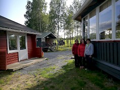 Talkoisiin ahkerasti osallistuneet Anneli Turunen (vas.), Airi Hautamäki ja Sirpa Paloniemi ovat tyytyväisiä uuden ilmeen saaneeseen Siikinniemen rantalavan ympäristöön.