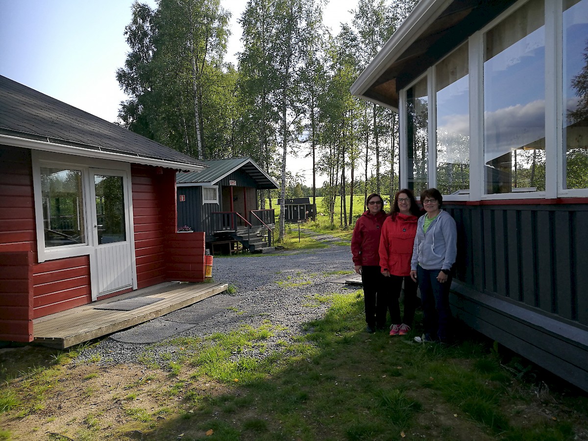 Talkoisiin ahkerasti osallistuneet Anneli Turunen (vas.), Airi Hautamäki ja Sirpa Paloniemi ovat tyytyväisiä uuden ilmeen saaneeseen Siikinniemen rantalavan ympäristöön.