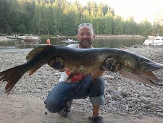 Kuvassa kilpailunjohtaja Pasi Huhtala ja vuonna 2014 Toisveden kilpailusta veneen tuonut 10.356kg hauki