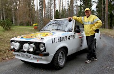 Kyösti Hämäläinen tyylittelee mestaruusvuosien ajan henkiseen Michelinin rallipusakkaan sonnustautuneena pari vuotta sitten Hyvinkään maisemissa. (Kuva: JiiVee Korpela)