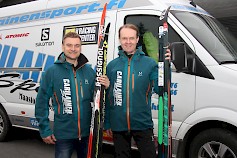 Sami Saari ja Juha Suosalo tuovat jälleen ensi talvena hiihtovälineitä ja varusteita moniin hiihtokilpailuihin Suomessa. Kuvassa yrittäjillä on käsissä kauden uutuus skin-suksia.