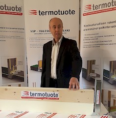 Jorma Ojajärvi vakuuttaa Termotuotteen olevan toimiva ratkaisu valesokkelin korjaukseen.