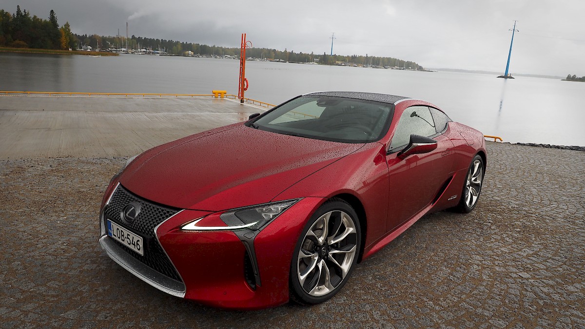 Uusi Lexus LC 500h on Multi Stage Hybrid System hybridiauto, joka tarjoaa urheilullisen ja tarkasti aistittavan ajoelämyksen.