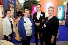 Heli Anttila, Marjut Siintola, Hanna Lassila ja Annika Pollari kertoivat kansalaisille Kyläkaupalla Asiointipisteiden ja Suomi.fi -palveluista.