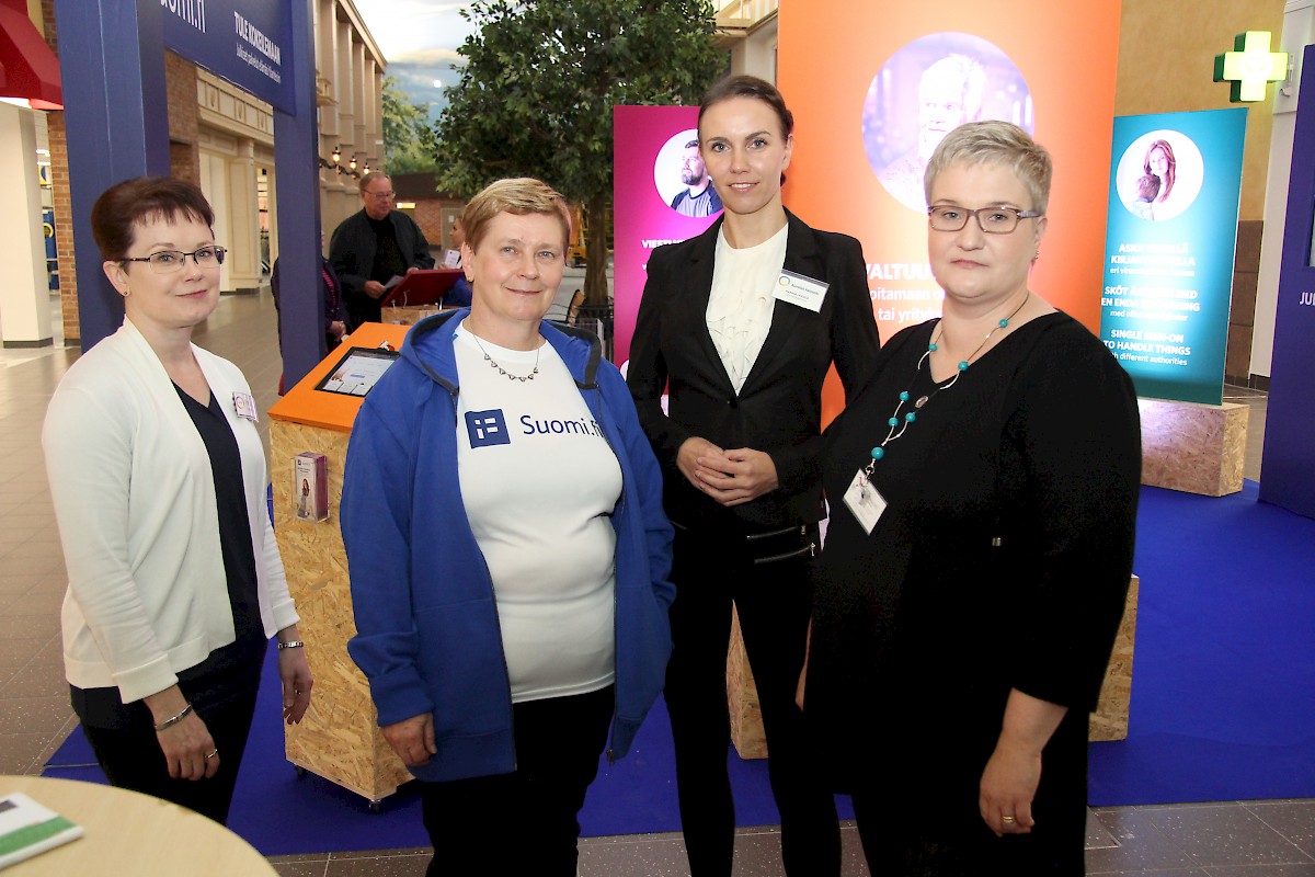 Heli Anttila, Marjut Siintola, Hanna Lassila ja Annika Pollari kertoivat kansalaisille Kyläkaupalla Asiointipisteiden ja Suomi.fi -palveluista.