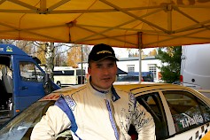 Nelikkojen suomenmestari Tomi Hallia ei malttanut pysyä montaa vuotta poissa rallisprintkilpailuista. Pienen tauon jälkeen toista kauttaan kisannut kertoi Huittisissa, että mukana ollaan ensi vuonnakin . Kuva: Karisamuli Korpela