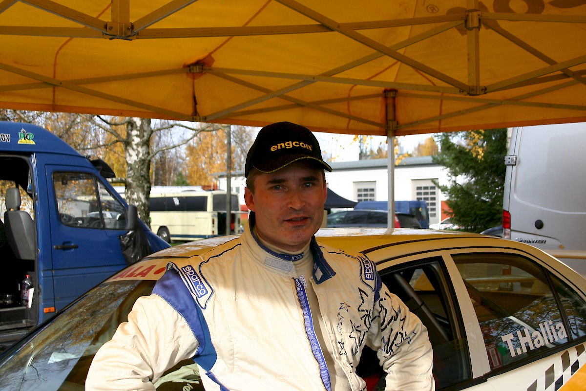 Nelikkojen suomenmestari Tomi Hallia ei malttanut pysyä montaa vuotta poissa rallisprintkilpailuista. Pienen tauon jälkeen toista kauttaan kisannut kertoi Huittisissa, että mukana ollaan ensi vuonnakin . Kuva: Karisamuli Korpela