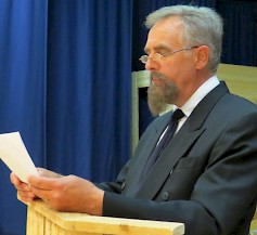Alkio puhujana.