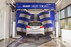 Kyläkaupan liikenneasema OnnenLiekin pesukadun uudessa nykyaikaisessa pesulaitteistossa on auton maalipinnalle hellävaraiset patentoidut sivuharjat, jotka seuraavat tarkasti auton muotoja.