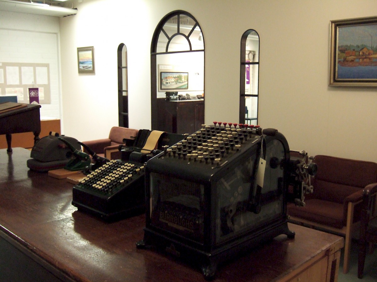 Museossa on esillä pankin vanhoja työvälineitä.
