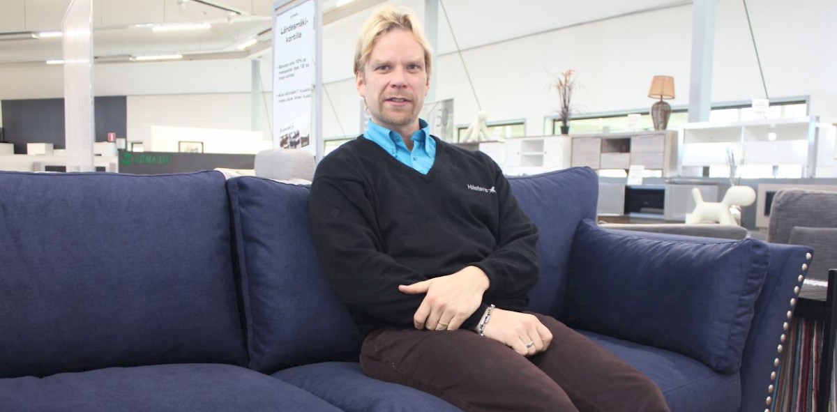 Toimitusjohtaja Tuomas Lähdesmäki testasi Top-Line –mallistoon kuuluvaa sinistä plyyssisohvaa, jonka suosio on vahvassa nosteessa.