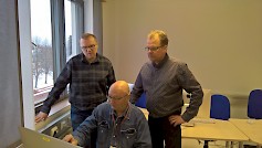 Kari Kananoja, Raimo Mäenpää ja Jukka Hokkanen tutustumassa datanomi opintojen sisältöön. Kuva Jarkko Laukkanen.