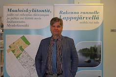 Kunnanjohtaja Tuomo Lehtiniemi kannustaa tutustumaan Lappajärven erinomaiseen tonttitarjontaan.