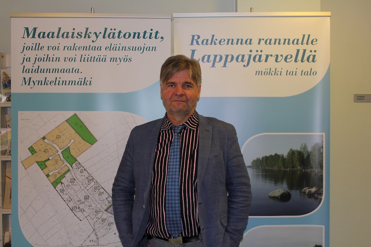 Kunnanjohtaja Tuomo Lehtiniemi kannustaa tutustumaan Lappajärven erinomaiseen tonttitarjontaan.