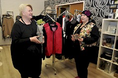 Margit Merikoski esitteli joulun hittituotteeksi osoittautunutta glögitonttua ja Johanna Järvenpää-Mäntylällä on päässään ruusukkeella varustettu pipo.