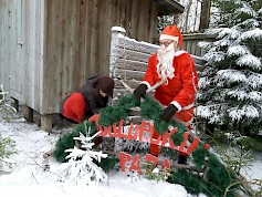 Jämin Joulukylä tapahtuma 9.-10.2017 Joulukylä on koko perheelle tarkoitettu, iloinen joulun odottajien tapaaminen Jämijärvellä Jämin liikunta- ja matkailukeskuksen alueella. Tapahtuma on kaksipäiväinen. Lauantaina ovet avataan klo 10.00 ja päivä päättyy klo 16.00. Sunnuntaina aloitus on klo 11.00 ja päättymisaika klo 16.00 Joulutorilta niin ulkoa kuin sisältä voit aloittaa kierroksen, josta mukaan tarttuu monenmoista kauniita käsitöitä, joulukoristeet, herkullisia leivonnaisia ja ym. ym. tuotteita. Tarjonnasta huolehtii yli 100 myyjää eri paikkakunnilta. Jämillä on loistavat pysäköintitilat, joten välillä voi viedä ostokset autoon. Piipahtaa uudelle ostoskierrokselle. Joulumuodin kahviossa voi istua kahvikupposen ääressä ja rupatella tuttujen ja tuntemattomien kanssa. Kannattaa kurkistaa onko Joulupukki pajassaan ja tehdä viime hetken lahjatoivomukset. Areenan yläkerrassa on nuorisoteatteri esittää näytelmää Kauneimmat joululaulut Leena Saloniemen johdolla, sekä Jämijärven seurakunta laulattaa Kauneimpia joululauluja yläkerrassa. Elämyskodan hämyisessä tunnelmassa joulupuuro ja rusinasoppa ovat kypsyneet maukkaiksi. Nokipannukahvi kiehuu avotulella. Kodan vieressä vanha aitta, jossa mynissä luomutuotteita lampaan lihaa, kananmunia, Taljoja ym. Seimilaavu aivan kodan vieressä. Seimen heinäpaaleille voi istahtaa ja hiljentyä. Jouluseimelle voi käydä sytyttämässä kynttilän, seimellä tapaat myös paimenen lampaineen. Jämin joulukylät tapahtuman järjestelyistä vastaa Partiolippukunta Jämijärven Miilunvartijat. Meitä voit seurata Jämin joulukylät facebook sivuilta. Toivotamme teidät kaikki tervetulleiksi Jämijärvelle Jämille!