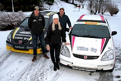 Jari-Matti, Sanna-Kaisa ja Jussi-Pekka Tiilikka ovat pitäneet Tiilikka Rally Teamin Hondat rallien tuloslistojen kärkipaikoilla. Jari-Matin kartturi Ossi Häkki oli kuvaushetkellä estynyt.
