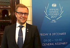 1) FIA:n yleiskokous valitsi seinäjokelaisen Juhani Pakarin liiton autourheilutoiminnan hallitukseen seuraavaksi nelivuotiskaudeksi. (Kuva: AKK)