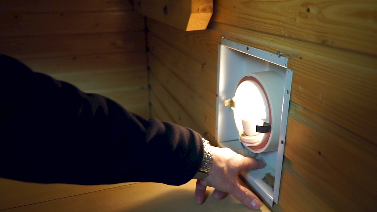 Rikkinäinen valaisin saunassa kannattaa korjata hyvän sään aikana.