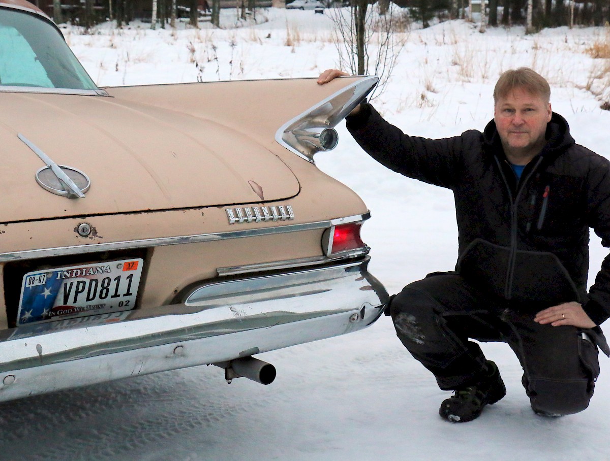 Nykyään muodissa ovat amerikanraudat, jossa on vuosien jättämiä kauneusmerkkejä. Komeaviiksinen 1961 vuosimallin Chrysler Newport on leimattu USA:n Indianassa rekisterinumerolla VPD 811. Kuva: Masa Kojola