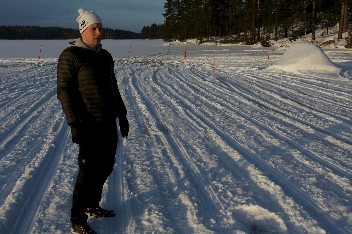 Hankaveden jään paksuus tammikuun 9. päivänä oli kilpailupaikan kohdalla 20 senttimetriä. Tammikuun loppupuolen pakkaset vahvistavat jäätä lumivapaalla kisa-alueella, Janne Muhonen kiteyttää.