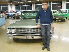 Kuusela ja Cadillac. Jussi ja veljensä Mikko ovat laittaneet keräily- ja harrastuskohteensa myyntiin samassa yhteydessä, kun liiketiloja tyhjätään muutenkin äskettäin tapahtuneen kaupan myötä. Taustalla Datsun/Nissan -arsenaalia.