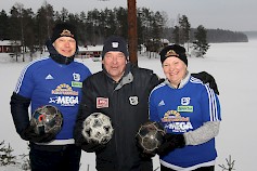 Seppo Tolvasen, Kari Polvianderin ja Pirkko Koskelan takana olevan Keurusselän lahdekkeen jäällä pelataan umpihankifutiksen ottelut. Turnaus on hyvä ratkaisu vaikkapa tyky-päivän viettoon.