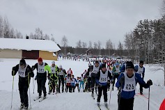 Kauha-hiihdon lähdössä hiihtäjät hakeutuvat nopeasti jonomuodostelmaan.