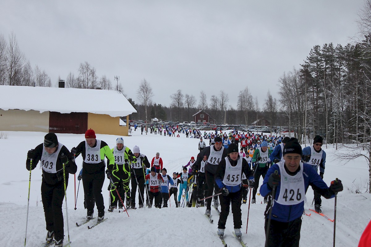 Kauha-hiihdon lähdössä hiihtäjät hakeutuvat nopeasti jonomuodostelmaan.