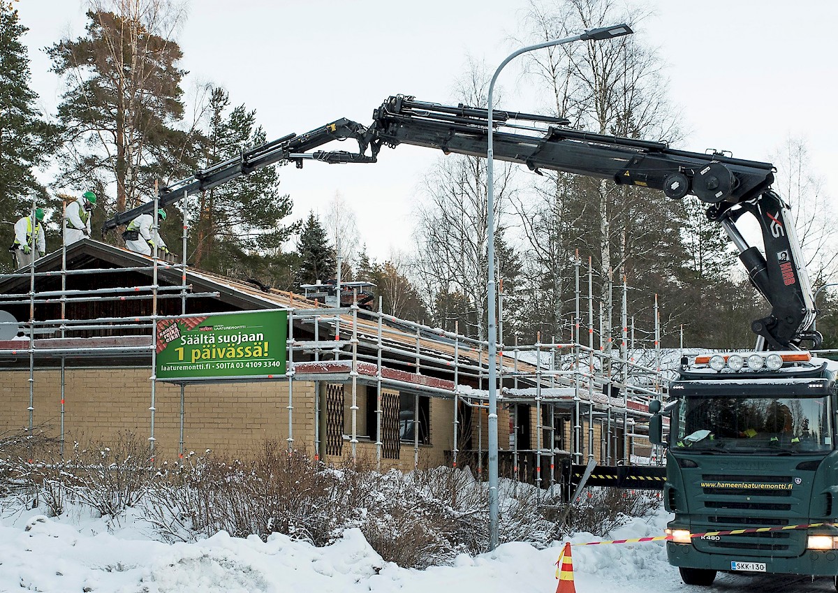 Taloa kiertävät telineet antavat työhön merkittävän paljon lisää turvallisuutta.